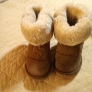 Ugg snow boots and good condition very comfortabl